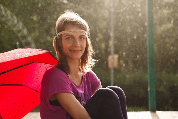 parkta doğa yoga yapan güzel kız