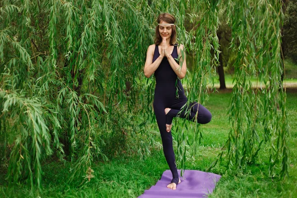 parkta doğa yoga yapan güzel kız