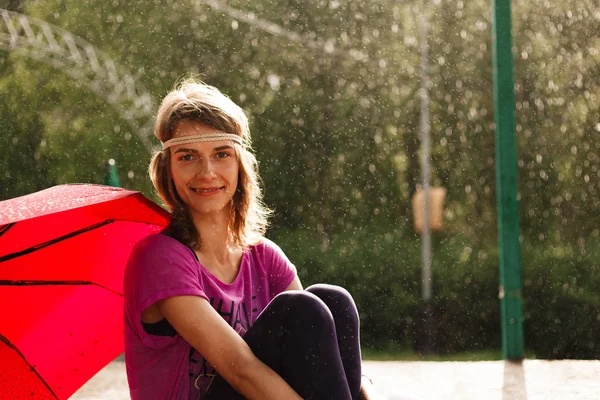 parkta doğa yoga yapan güzel kız