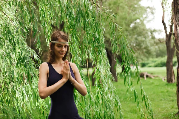 parkta doğa yoga yapan güzel kız