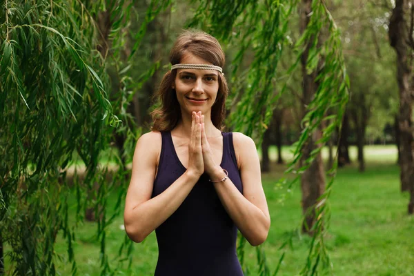 parkta doğa yoga yapan güzel kız