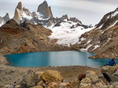 El Chalten, Arjantin. 18 Ocak 2019. Fitz Roy, Los Tres Gölü 'nde (Laguna de Los Tres) ve Fitz Roy Dağı' nda (Cerro Fitz Roy Massif) güzel bir günün keyfini çıkarır.)