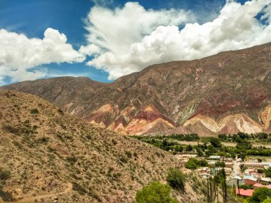 Maimara, Jujuy, Arjantin. 18 Ocak 2020. Arjantin 'in kuzeyinde Quebrada de Humahuaca' daki Maimara köyü ve dağların manzarası..