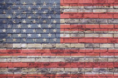Tuğla duvar arkasında Amerika Birleşik Devletleri bayrağı. Bayraklı Grunge Duvarı. 4 Temmuz ve bayrak günüyle ilgili. Kırsal zemin, tasarım veya afiş. Kırsal doku. Resmi tatiller.