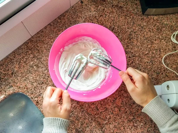 Close Photos Woman Mixing Cream Baking Cake Using Electric Mixer — Stock Photo, Image