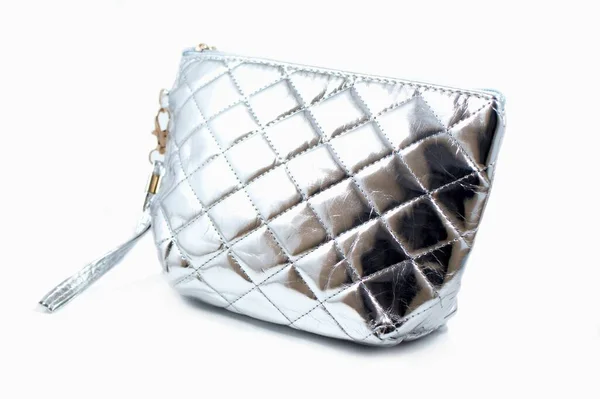 ファッショナブルな金属製のハンドバッグを閉じます ショッピングや旅行のためのエレガンス女性アクセサリー 白い背景に孤立したオブジェクト 光沢のあるデザインのバッグ 雑用途に必要な袋 — ストック写真
