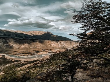 El Chalten, Arjantin. 18 Ocak 2019. Nehir dağları, ağaçlar ve nehir manzarası Las vueltas 'ı çağrıştırıyor. Fitz Roy 'un çöküşünün panoramik görüntüsü.