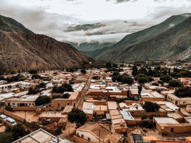 Maimara, Jujuy, Arjantin. 19 Ocak 2020. Arjantin 'in kuzeyinde Quebrada de Humahuaca' daki Purmamarca köyü ve dağların manzarası..