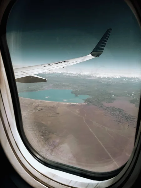 Samolot Skrzydłowy Widok Przez Okno Samolotu Patagonii Argentynie Jezioro Chmurne — Zdjęcie stockowe