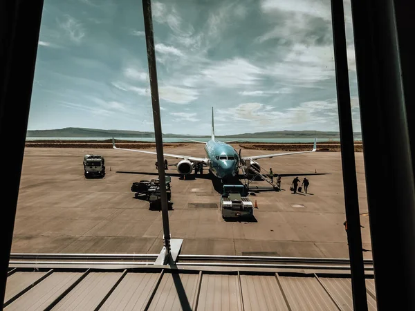 Calafate Argentina Janeiro 2019 Janela Aeroporto Com Avião Visível Pessoas — Fotografia de Stock