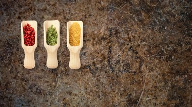Farklı baharatlara sahip kaşıklarla yemek pişirmek. Asya baharatları. Kopyalama alanı olan üst görünüm. Gurme, organik ve Asya mutfağı kavramı.