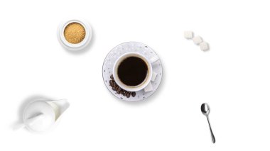 Beyaz arka planda şekerli, sütlü ve kaşıklı kahve karışımı. Fotokopi alanı olan kahve sahnesi. Kahvaltı ve yemek kavramı. Üst görünüm.