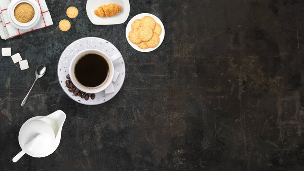 Composição Café Com Açúcar Leite Pastelaria Biscoitos Colher Fundo Branco — Fotografia de Stock