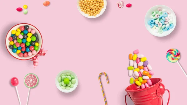 棒棒糖和糖果 五彩缤纷的糖果 喜庆的装饰 色彩艳丽的糖果在柔和的粉色背景上 顶部视图与副本空间的消息或贺卡 糖和糖的概念 — 图库照片