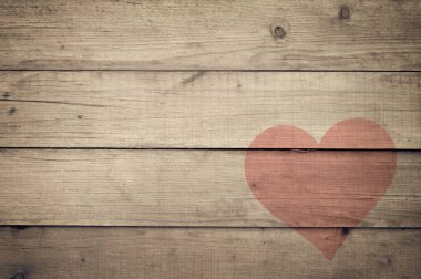 Ahşap bir yüzeyde kırmızı kalp. Aşk kavramı. Sancak, kart, sevgililer günü için uygun arka plan. Boşluğu kopyala.