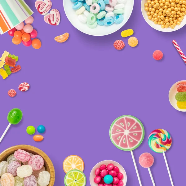 Bonbons Pralinen Und Lutscher Auf Violettem Hintergrund Mit Kopierraum Hintergrund — Stockfoto