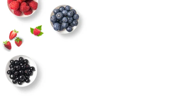 Mistura Frutas Tigelas Brancas Fundo Branco Com Espaço Cópia Conceito — Fotografia de Stock