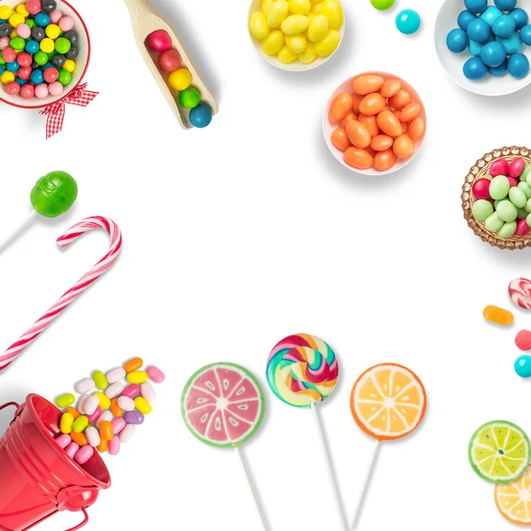 Bunte Bonbons Pralinen Und Lutscher Auf Weißem Hintergrund Mit Kopierraum — Stockfoto