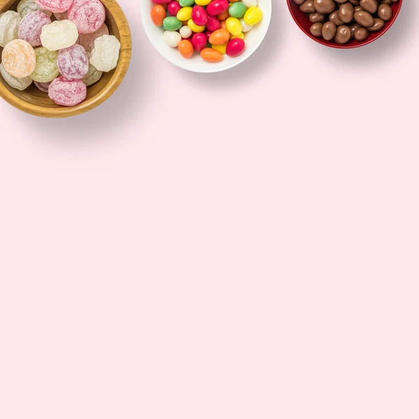 Bonbons Pralinen Und Lutscher Auf Weißem Und Rosa Hintergrund Hintergrund — Stockfoto