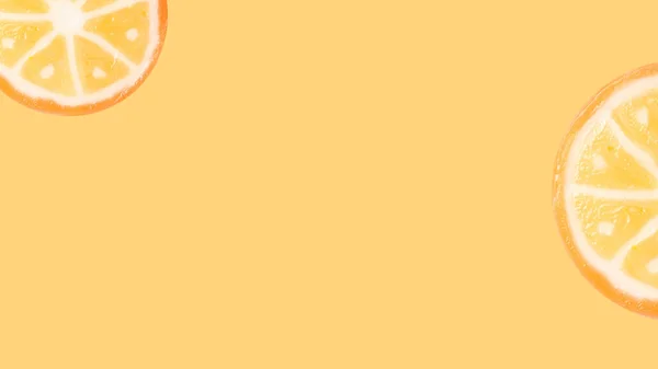 コピースペースのあるオレンジの背景に砂糖オレンジキャンディのスライス 砂糖と飴の概念 — ストック写真
