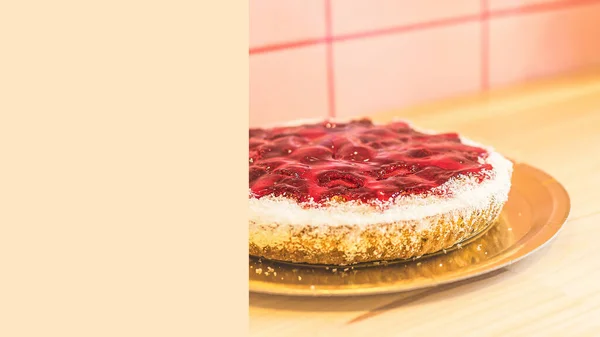 Nahaufnahme Eines Erdbeerkuchens Mit Einem Rosafarbenen Textfeld Käsekuchen Mit Kopierraum — Stockfoto
