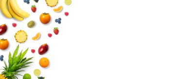 Fotokopi alanı olan beyaz bir zemin üzerinde farklı meyve türlerinin izole edilmiş düz üst görünümü. Sağlıklı, organik, besleyici ve taze kavramı. Meyve arkaplanı, arkaplan veya afiş.