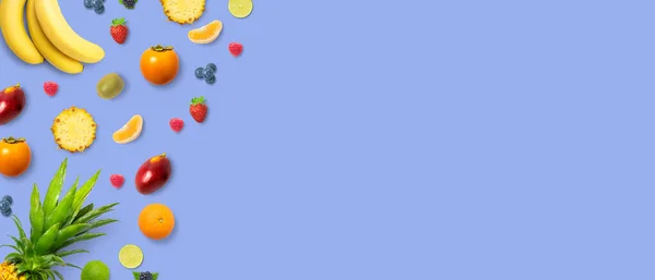Vereinzelte Flache Draufsicht Verschiedener Obstsorten Auf Hellblauem Hintergrund Mit Kopierraum — Stockfoto
