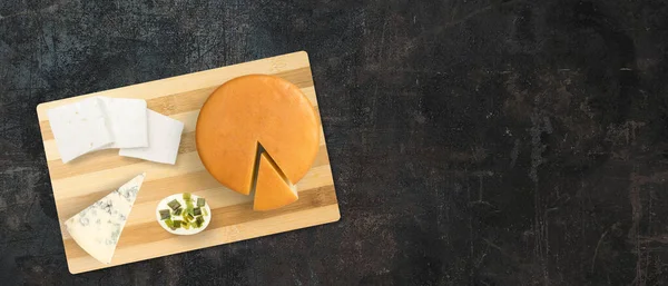 Lezzetli Lezzetli Peynir Türleri Koyu Arkaplanda Izole Edilmiş Peynir Fotokopi - Stok İmaj