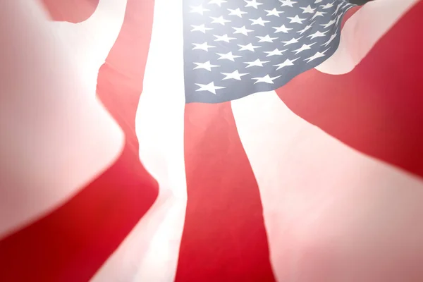 Rüzgarda dalgalanan Amerikan bayrağı, son görüntü.
