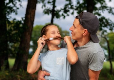 Kızımla bir hafta sonu. Çocuk büyütmenin en parlak günleri. Doğa ılık bahar günlerinde yürür..