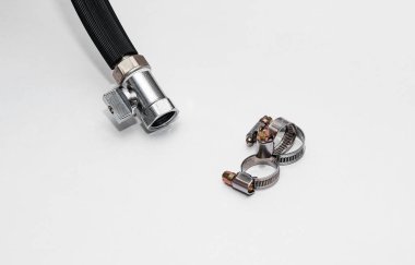 Su tedarik sistemini onarmak için metal tesisat ve kauçuk hortum.