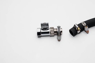 Su tedarik sistemindeki boruları bağlamak için metal ayarlar.