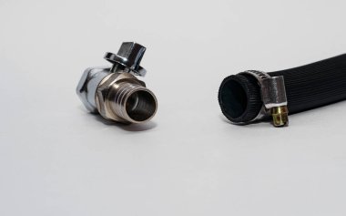 Su borularını bağlamak için metal tesisatlar ve tamir için kıskaçlar.
