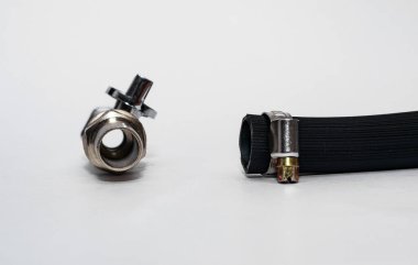 Su borularını bağlamak için metal tesisatlar ve tamir için kıskaçlar.