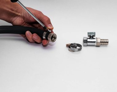 Su borularını birleştirmek için metal tesisatlar ve tamir için kıskaçlar. Eller kelepçeleri güvenli bir şekilde tamir etsin..