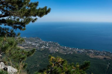 Kırım El-Petri 'nin en yüksek dağının asılmış bir halat köprüsü ile muhteşem manzarası. Aktif turizm ve turizm için en iyi yürüyüş rotası. Kuş uçuşu yüksekliğinden mükemmel bir bakış açısı..
