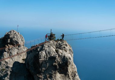 Kırım El-Petri 'nin en yüksek dağının asılmış bir halat köprüsü ile muhteşem manzarası. Aktif turizm ve turizm için en iyi yürüyüş rotası. Kuş uçuşu yüksekliğinden mükemmel bir bakış açısı..