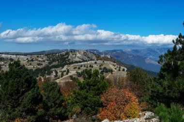 Kırım El-Petri 'nin en yüksek dağının asılmış bir halat köprüsü ile muhteşem manzarası. Aktif turizm ve turizm için en iyi yürüyüş rotası. Kuş uçuşu yüksekliğinden mükemmel bir bakış açısı..