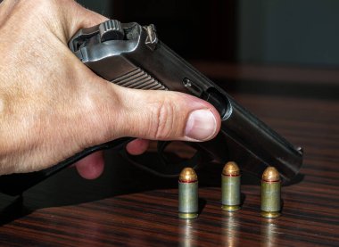 Savunma ve güvenlik için cephaneli savaş silahı PM 9 tabancası. Savaş görevlerinin çözümü için.