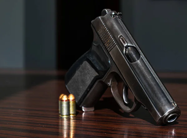 Stridsvapen Pistol Med Ammunition För Försvar Och Säkerhet För Lösning — Stockfoto