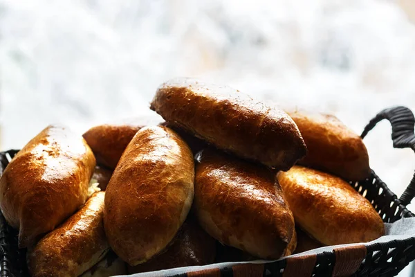 Ağız sulandırıcı, sadece fırından çıkan lezzetli kızarmış turtalar. Sağlıklı ve doyurucu yemekler..