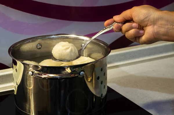 Приготовление Вкусного Хинкали Металлической Кастрюле Электрической Плите Хинкали Тарелке Куском — стоковое фото