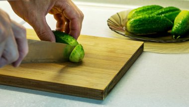 Genç, olgun ve yeşil salatalık cam tabakta. Sağlıklı bir yaşam için lezzetli ve sağlıklı bir salata için salatalık..