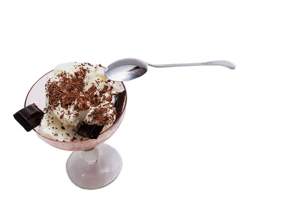 Çikolata Parçacıkları Serpiştirilmiş Bardakta Tatlı Dondurma — Stok fotoğraf