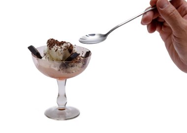 Çikolata parçacıkları serpiştirilmiş tatlı dondurma. Lezzetli ve sağlıklı tatlı..