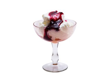 Üzerine reçel serpiştirilmiş ve ahududu serpilmiş bir kase beyaz dondurma..