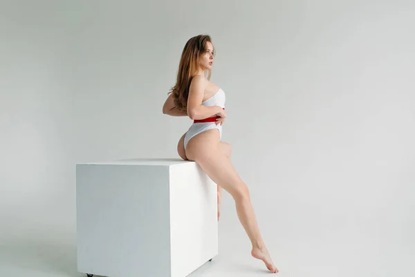 Junge Schöne Mädchen Weißer Sportbekleidung Auf Weißem Hintergrund Studio — Stockfoto