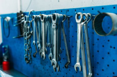 Bir araba servisi standında, bir araba atölyesi için çalışan bir aletle.