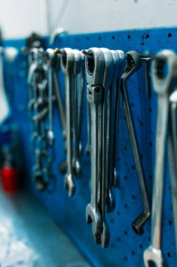 Bir araba servisi standında, bir araba atölyesi için çalışan bir aletle.