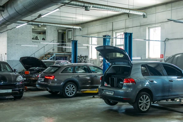 Serviço Carro Vista Geral Carros Nos Elevadores Oficina — Fotografia de Stock